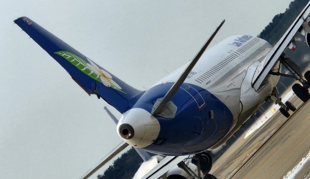인천국제공항공사가 19일 오전 9시 45분께 인천공항 계류장에서 이륙 대기 중이던 라오스 국적항공사 라오항공 여객기의 수직 꼬리날개와 견인되던 국내 저비용항공사 에어프레미아 여객기의 오른쪽 주날개가 충돌했다. 사진은 꼬리 부분 파손된 라오항공 여객기. [연합]