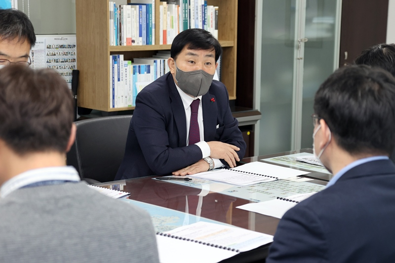문경복 인천시 옹진군수가 19일 김선조 행정안전부 지역발전정책관을 만나 군의 현안사항을 설명하고 있다.