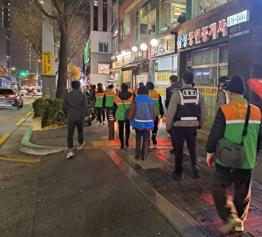 20일 관악구 서울대입구 역을 순찰하고 있는 모습. [관악구 제공]