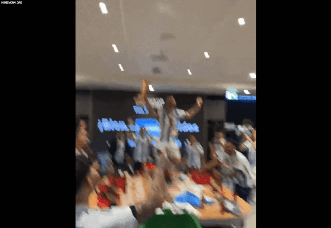 19일 2022 카타르 월드컵 우승 트로피를 쥔 리오넬 메시(아르헨티나)가 테이블 위에 올라가 춤을 추고 있다. [세르히오 아구에로 인스타그램]