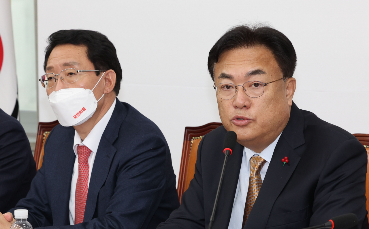 정진석 국민의힘 비상대책위원장이 19일 오전 서울 여의도 국회에서 기자회견을 열고 차기 당 대표와 최고위원을 선출할 때 당원 선거인단 투표 100%를 적용하는 내용의 당헌·당규 개정안을 비상대책위원회의에서 만장일치로 의결했다고 밝히고 있다. [연합]