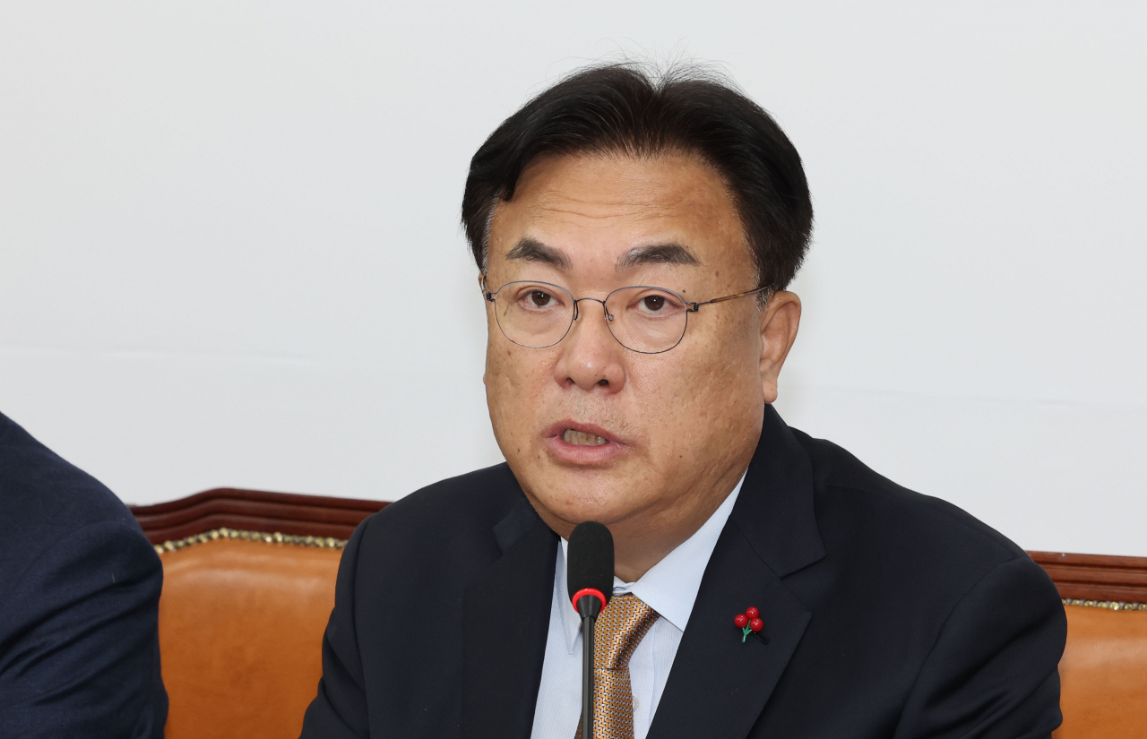 정진석 국민의힘 비상대책위원장이 19일 오전 서울 여의도 국회에서 기자회견을 열고 차기 당 대표와 최고위원을 선출할 때 당원 선거인단 투표 100%를 적용하는 내용의 당헌·당규 개정안을 비상대책위원회의에서 만장일치로 의결했다고 밝히고 있다. [연합]