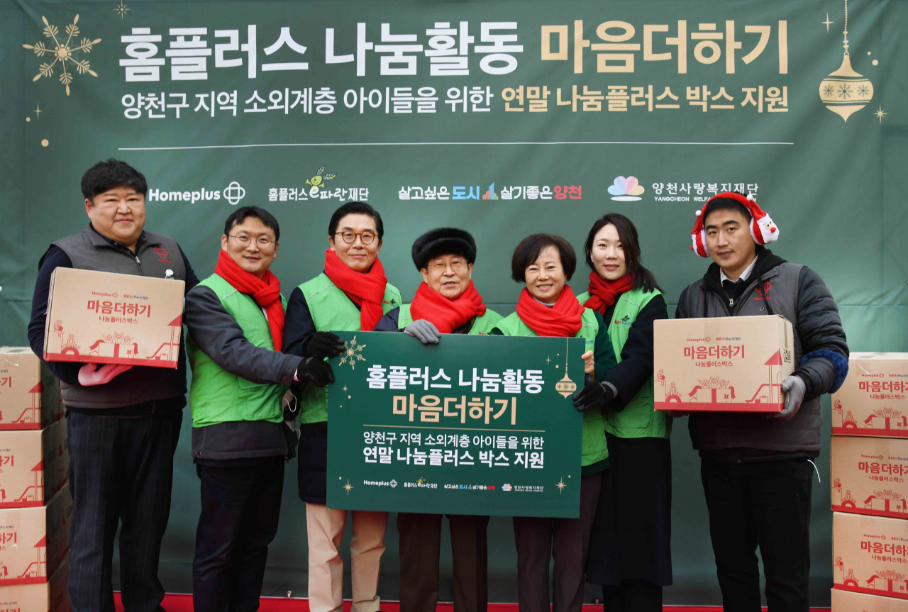 박영록(왼쪽부터) 홈플러스 한마음협의회 근로자 대표, 허훈 서울시의원, 이제훈 홈플러스 사장, 박인주 e파란재단 이사장, 정문진 양천사랑복지재단 사무총장, 채수지 서울시의원, 곽명신 홈플러스 한마음협의회 근로자 부대표가 9일 서울 양천구 홈플러스 목동점에서 양천구 지역 소외계층을 위한 ‘마음 더하기’ 나눔 활동을 펼치고 있다.[홈플러스 제공]