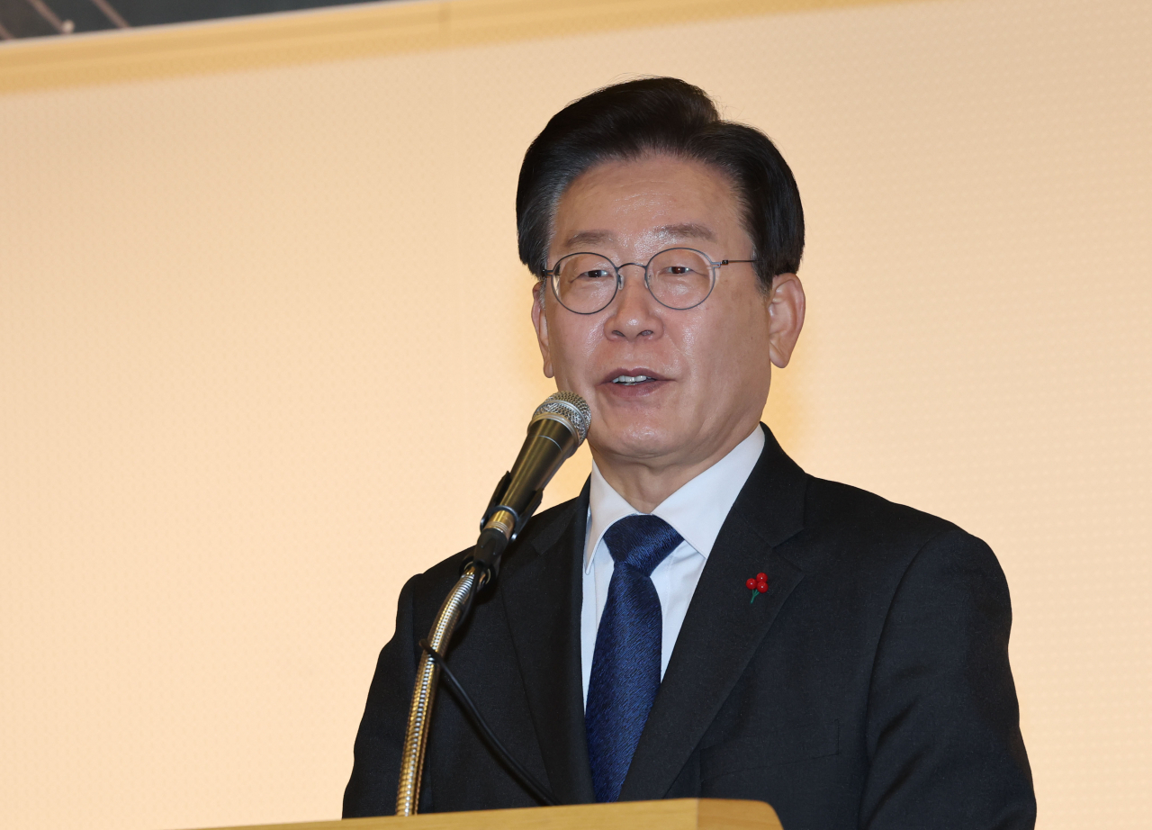 이재명 더불어민주당 이재명 대표가 19일 오후 서울 여의도 국회 도서관에서 열린 에너지 위기와 새정부의 전력 정책 평가 국회토론회에서 축사를 하고 있다. [연합]