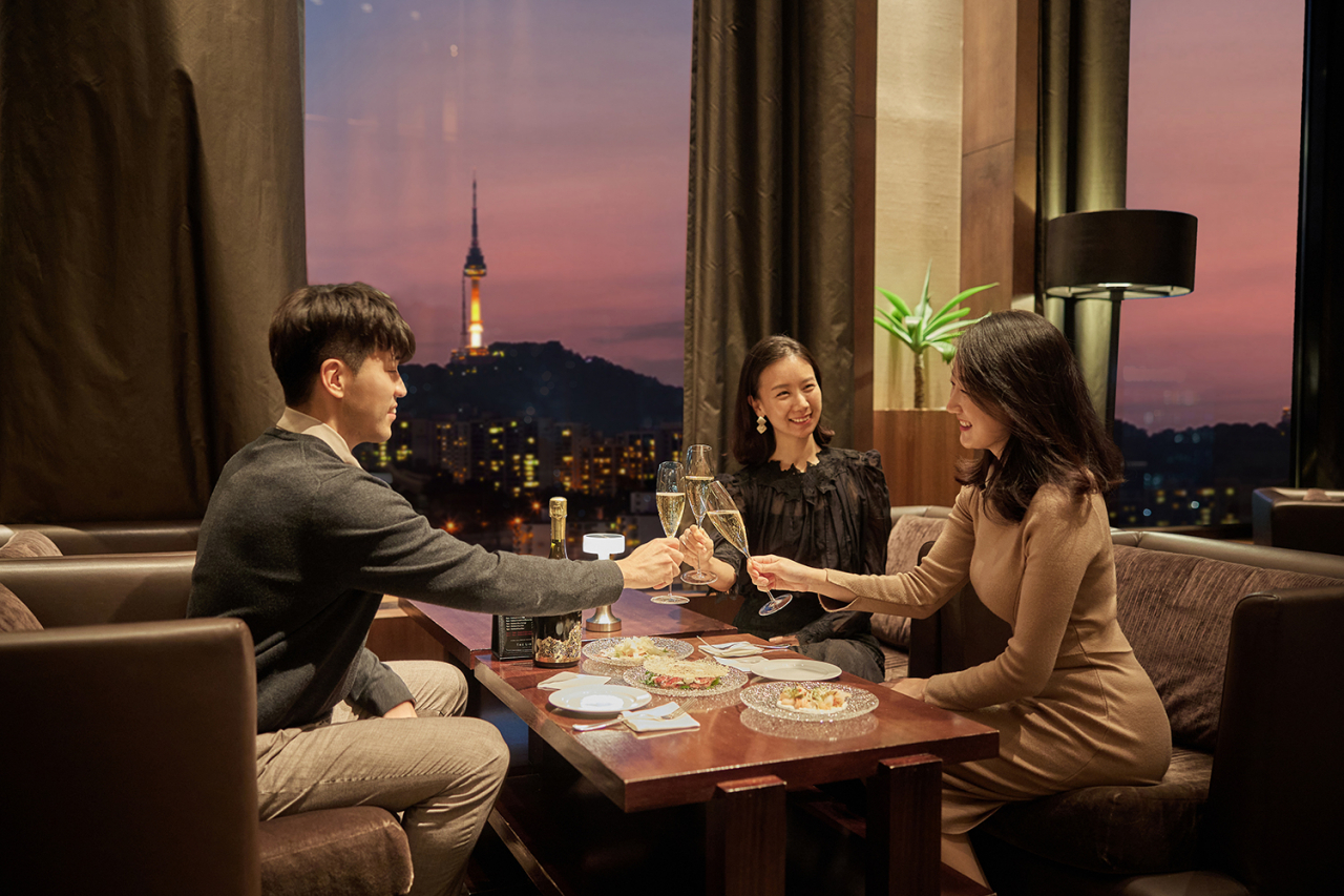 서울신라호텔 ‘더라이브러리’의 와인바 ‘애프터 글로우(After Glow)’. [호텔신라 제공]