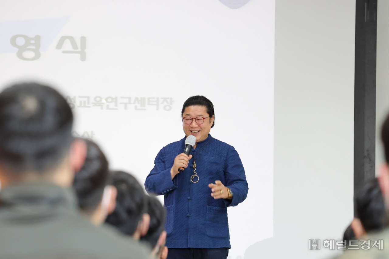 남부대 김영식 교수가 19일 11공수특전여단(여단장 박정환)을 찾아 부대원들에게 웃음특강을 펼쳤다.