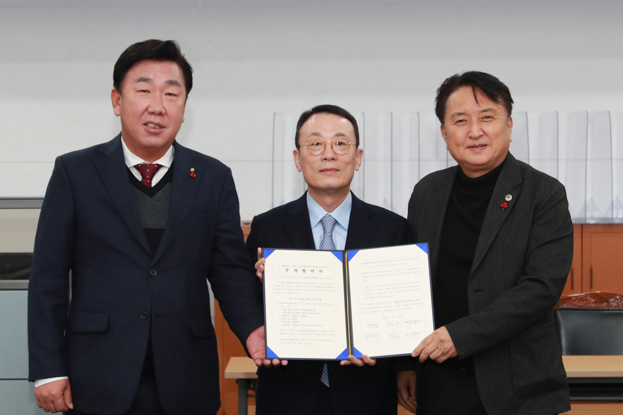 지난 19일 충청북도 소회의실에서 개최된 투자협약식에 참석한 이범석(왼쪽부터) 청주시장, 이방수 LG에너지솔루션 사장, 김영환 충청북도지사가 기념사진을 찍고 있다. [LG에너지솔루션 제공]