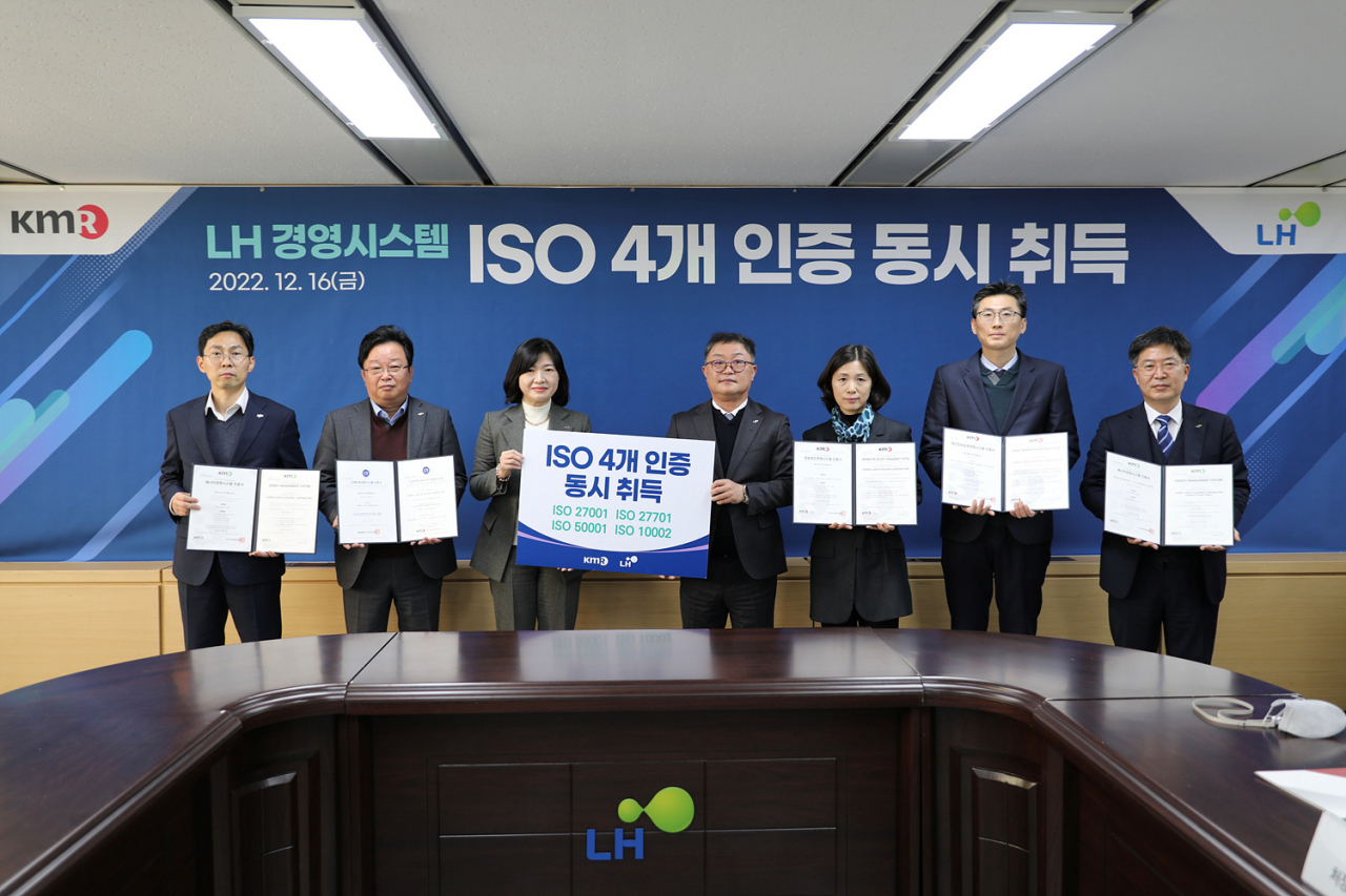 오영오 LH 공정경영혁신본부장(좌측 네 번째), ISO 심사기관인 한국경영인증원의 황은주 대표이사(좌측 세 번째) 및 LH 관계자들이 4개 ISO 인증 취득을 기념하고 있다. [LH 제공]