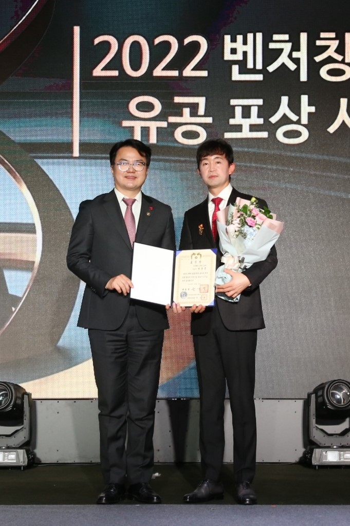 스마트스코어 정성훈회장(오른쪽).