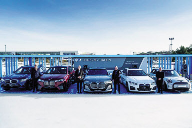 (왼쪽부터) 막시밀리안 슈베르 BMW 그룹 커뮤니케이션 총괄 부사장, 올리버 집세 BMW 그룹 회장, 장-필립 파랑 BMW 그룹 아태지역 동유럽 중동 및 아프리카 총괄 수석 부사장, 한상윤 BMW 그룹 코리아 대표이사 사장. [BMW 제공]