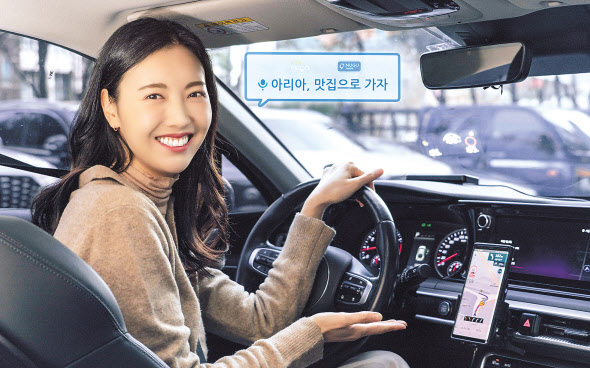 SK텔레콤과 완성차 내비 소프트웨어 전문기업 텔레컨스가 제작한 누구 SDK를 탑재한 T HUD를 모델이 소개하고 있다. [SK텔레콤 제공]