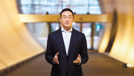 구광모 LG 회장이 디지털 영상을 통해 2023년 신년 메시지를 구성원들에게 전달하고 있다 [㈜LG 제공]