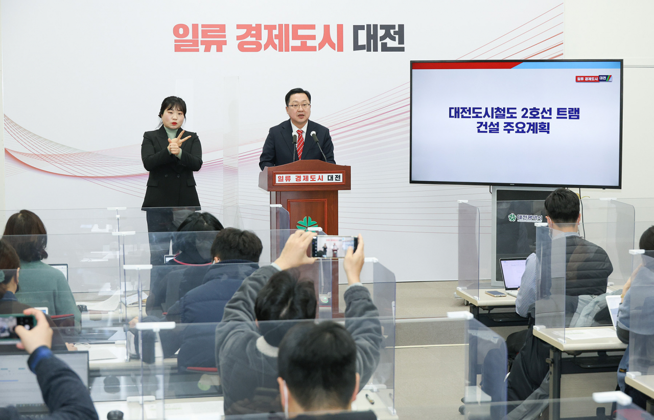 이장우 대전시장이 20일 대전시청에서 기자프리핑을 열고 ‘명품 트램 건설 주요계획’에 대해 설명하고 있다.