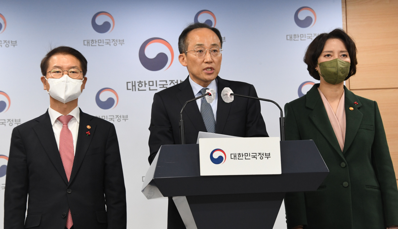 추경호 부총리 겸 기획재정부 장관이 20일 서울 종로구 정부서울청사에서 이정식 고용노동부 장관, 이영 중소벤처기업부 장관이 배석한 가운데 '추가연장근로 일몰연장 입법 촉구 호소문'을 낭독하고 있다.[기획재정부 제공]