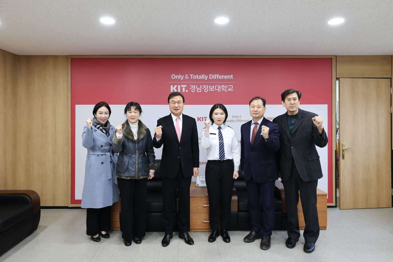 경남정보대학교(총장 김대식) 군사학과 재학생, 권시영(사진 왼쪽부터 네번째) 씨가 2022년 육군 학사장교 예비후보생 모집에 최종 합격했다. [경남정보대 제공]