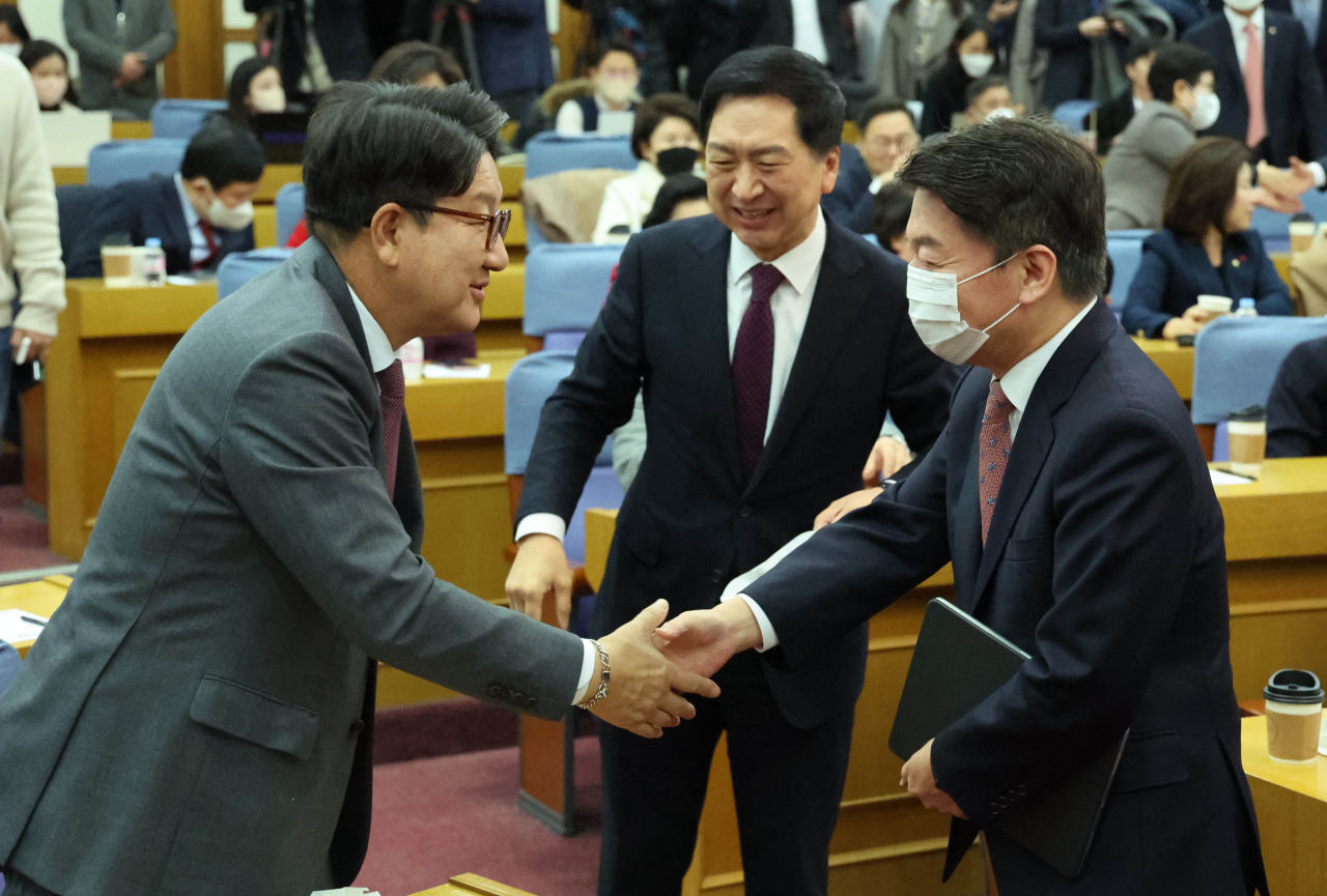 7일 국회 의원회관에서 열린 국민의힘 친윤(친윤석열)계 의원들이 주축이 된 공부 모임 '국민공감' 첫 모임에서 권성동 의원(왼쪽)과 안철수 의원이 악수하고 있다. [연합]
