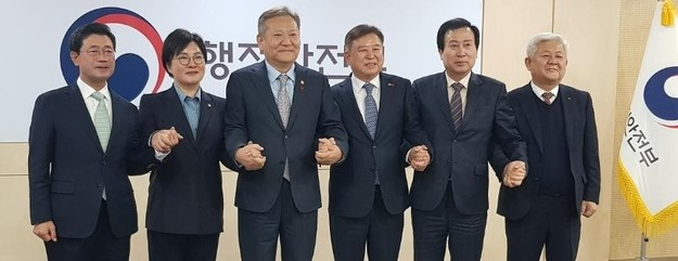 간담회에는 무소속인 정인화 전남 광양시장, 박홍률 목포시장, 강종만 영광군수, 황인홍 전북 무주군수가 참석했다.