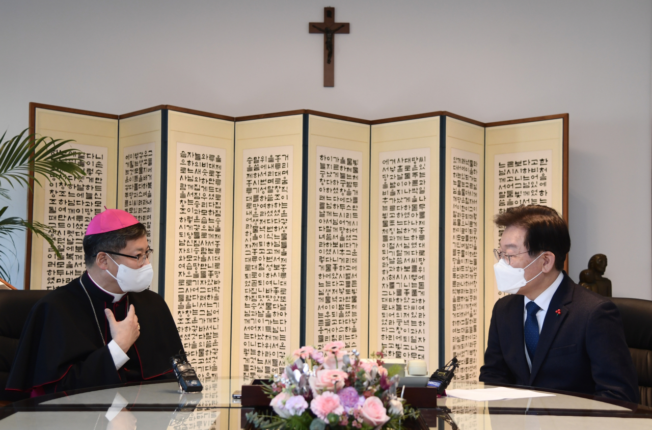 이재명 더불어민주당 대표가 20일 오후 서울 중구 명동 천주교 서울대교구장 정순택 대주교를 예방, 대화를 나누고 있다. [연합]