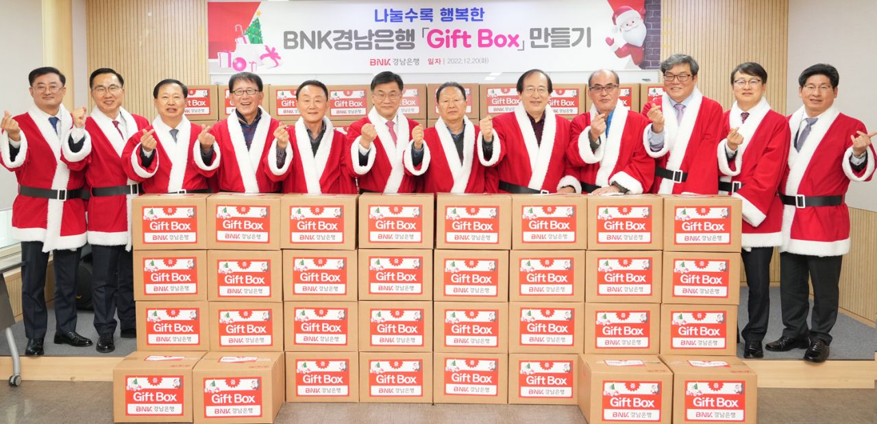 BNK경남은행 임직원들이 산타복장을 하고, ‘기프트 박스 만들기 봉사활동’을 하고 있다. [BNK경남은행 제공]
