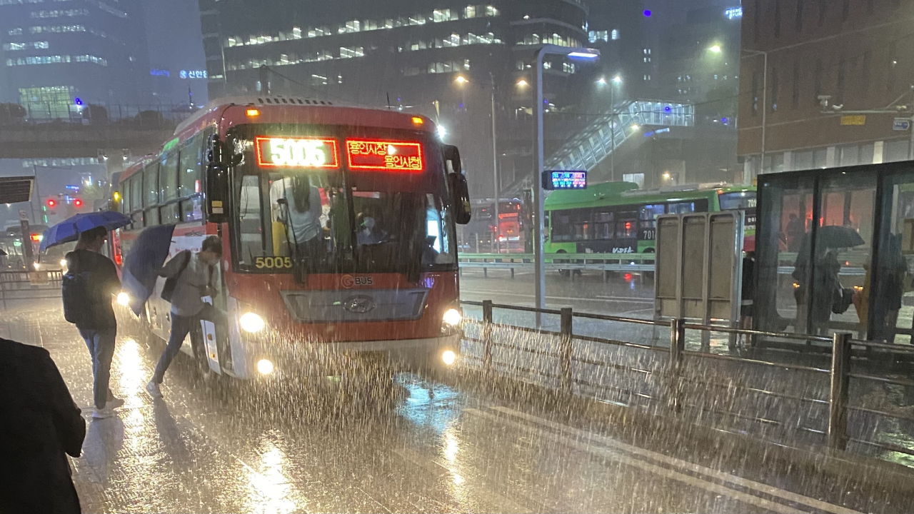 Commuters take a bus to Yongin, Gyeonggi Province, on July 6 at the Seoul Station Bus Transfer Center in downtown Seoul. (Lim Jae-seong/The Korea Herald)