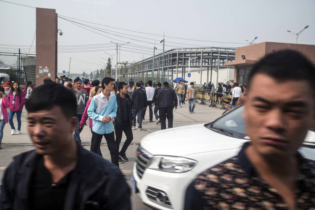 지난 2015년 중국 정저우의 폭스콘 공장 근로자들 모습. [NYT}