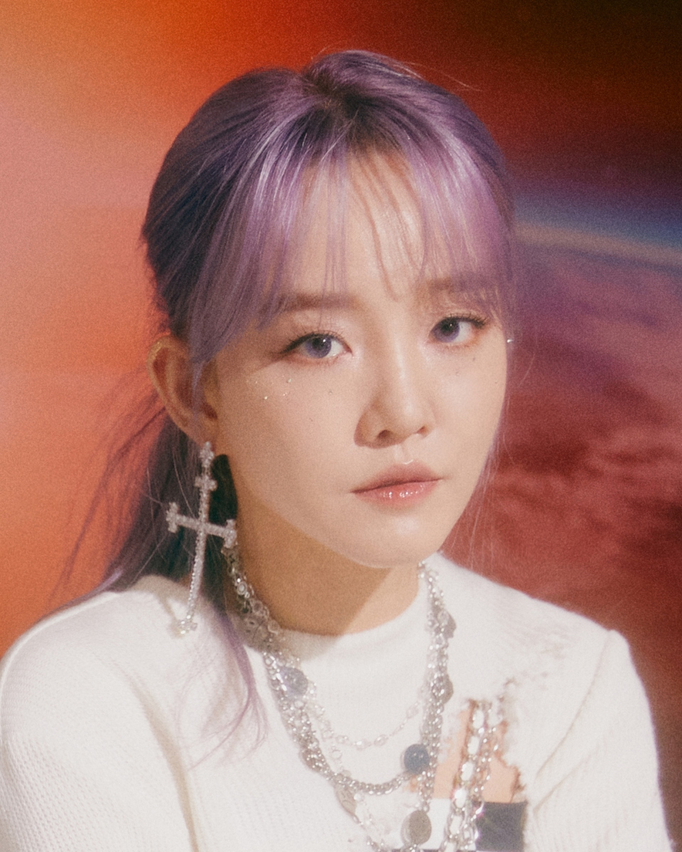 가수 윤하가 지난 3월 발매한 정규 6집 리패키지 음반 ‘엔드 시어리 : 파이널 에디션(END THEORY : Final Edition)’ 의 타이틀곡 ‘사건의 지평선’을 통해 역주행 아이콘으로 등극했다. [C9엔터테인먼트 제공]