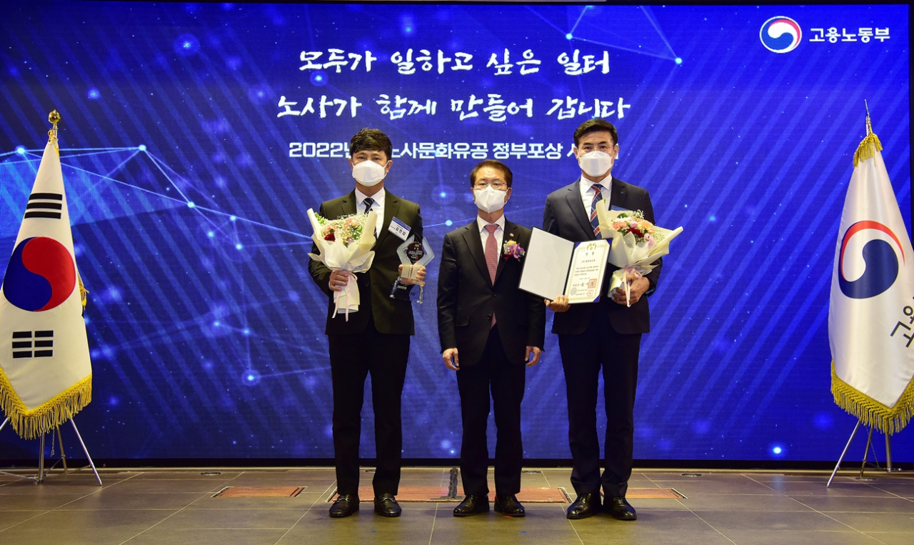 이석근(오른쪽부터) 대유에이피 대표이사, 이정식 고용노동부 장관, 김천갑 대유에이피 근로자대표 [대유에이피 제공]