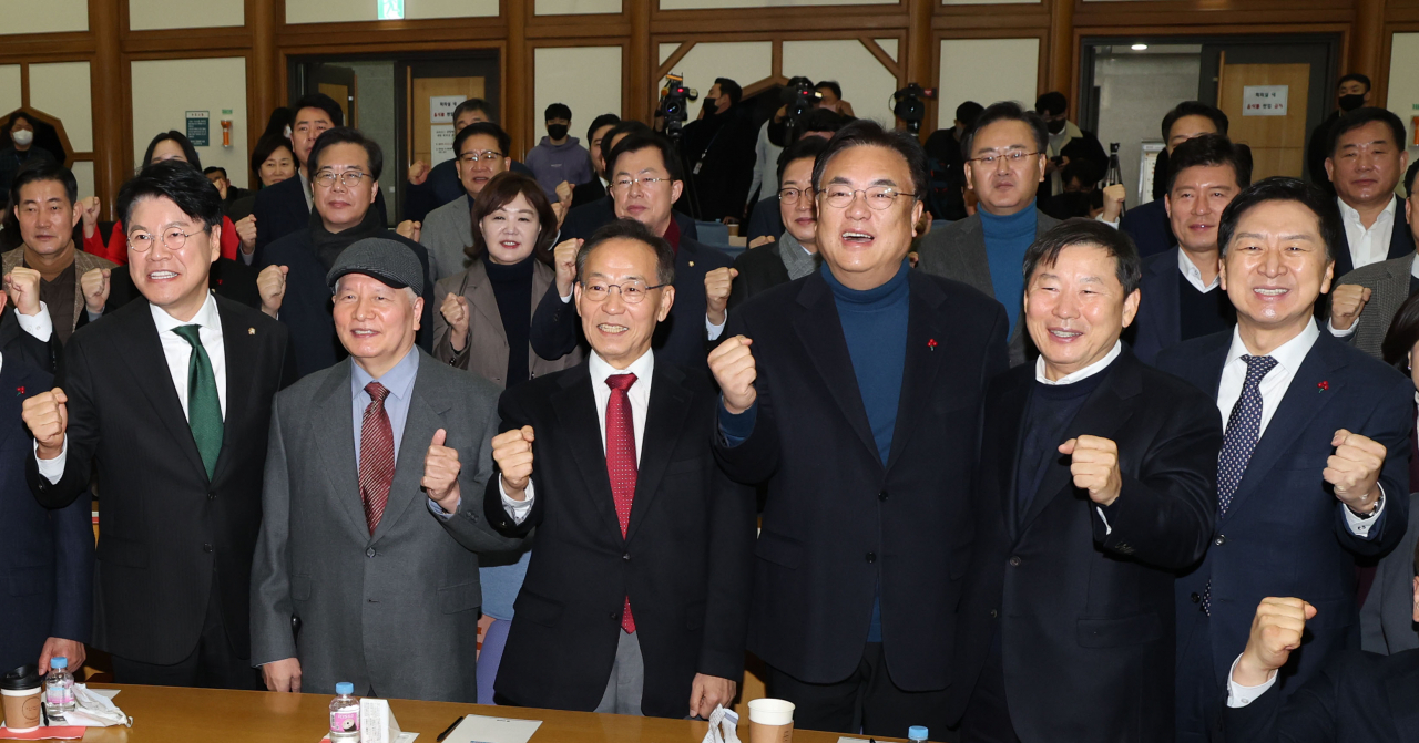 21일 오전 서울 여의도 국회 의원회관에서 열린 국민의힘 '국민공감' 2차 공부 모임에서 정진석 비상대책위원장, 김기현 의원, 장제원 의원, 이철규 의원 등 참석자들이 기념촬영하고 있다. 연합뉴스