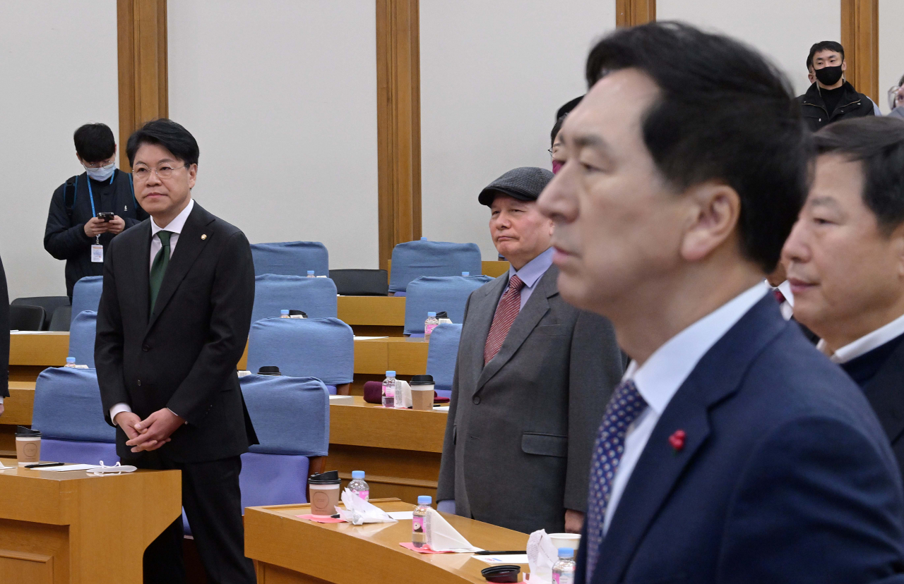 21일 오전 서울 여의도 국회 의원회관에서 국민의힘 친윤(친윤석열)계 의원들이 주축이 된 공부 모임 '국민공감'이 열린 가운데 김기현·장제원 의원 등 참석자들이 국민의례를 하고 있다. 이상섭 기자