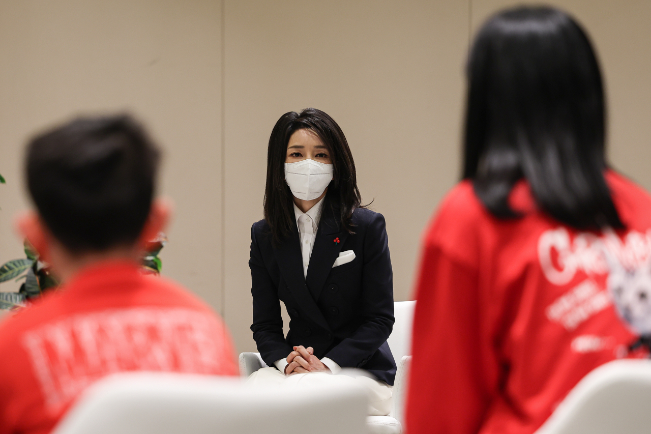 김건희 여사가 20일 서울 영등포구 63컨벤션센터에서 열린 한부모 가족 한마당 행사에 참석, 한 가족의 이야기를 듣고 있다. [대통령실]