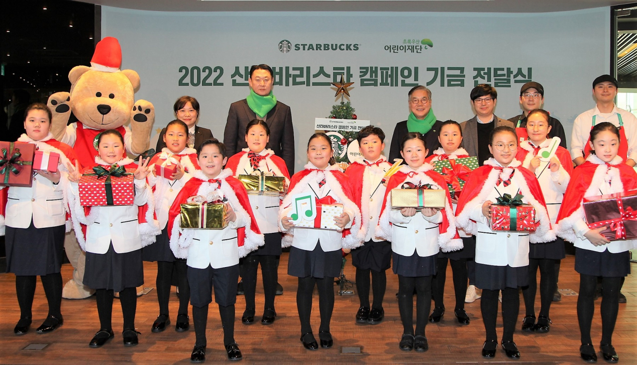 스타벅스는 20일 스타벅스 더종로R점에서 소외계층 어린이와 청년 후원을 위한 ‘2022 스타벅스 산타 바리스타 희망기금 전달식’을 갖고 총 8억 8000여만 원의 희망기금을 초록우산어린이재단에 전달했다. 뒷줄 왼쪽 두 번째부터 최운정 어린이재단 본부장, 손정현 스타벅스 코리아 대표이사, 황영기 어린이재단 회장, 김낙호 스타벅스 코리아 지원본부장.[스타벅스 코리아 제공]