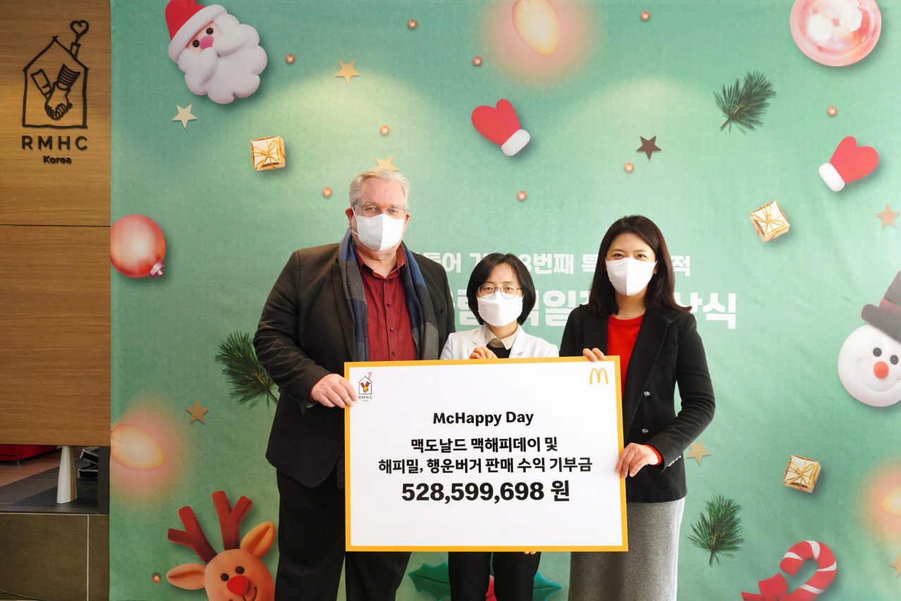 맥도날드는 연례 자선 바자회인 ‘맥해피데이’를 통해 올 한 해에만 총 5억2859만 원의 기부금을 한국RMHC에 전달했다. 왼쪽부터 제프리존스 한국RMHC 회장, 박수은 양산부산대어린이병원장, 김기원 한국맥도날드 대표. [한국맥도날드 제공]