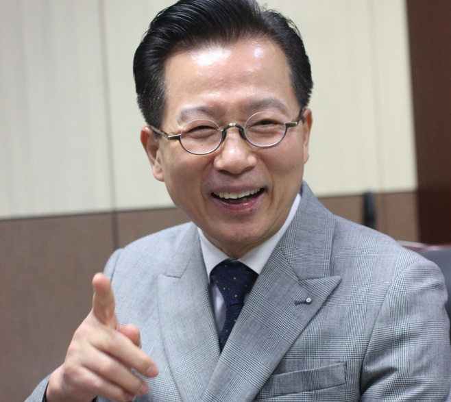농림수산식품산업의 소득 안정과 성장에 기여하는 정책금융 전문기관이라는 비전을 향해 달린다는 민연태 농업정책보험금융원장. 그는 농업정책자금의 디지털 전환이 최고의 서비스라는 철학을 추구한다.