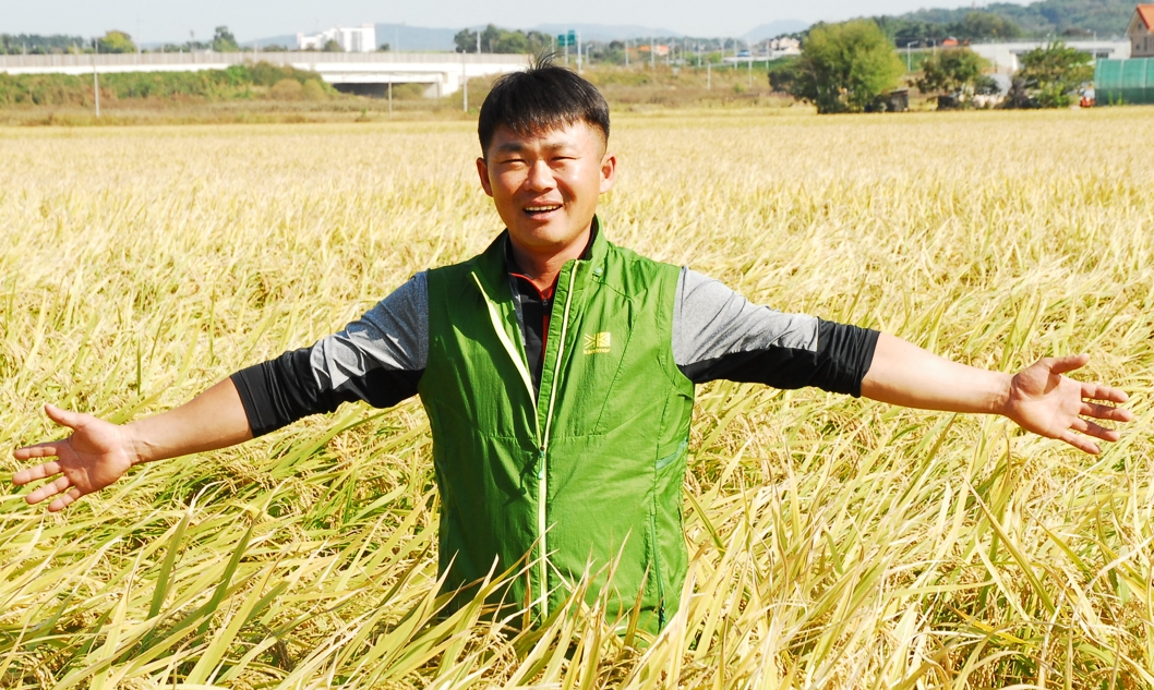 대학졸업후 대를 이어 농사를 짓고 있다는 전량배 한국친환경농업협회 부회장. 그는 친환경농업은 우리 농촌의 미래이며, 농촌소멸론이 일고 있는 이때 국가의 도시와의 공생을 위한 개입이 필요하다고 강조했다.