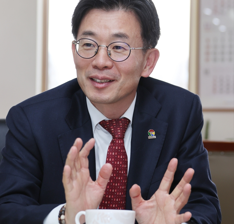 김병규 경상남도 경제부지사는 경남이 ‘기업가 정신’의 발원지라는 점에 자부심이 상당하다. 그는 경남의 도정을 ‘튼튼한 경제, 넘치는 일자리’에 초점을 두며 지속가능한 성장과 도민의 행복을 추구한다고 말했다.