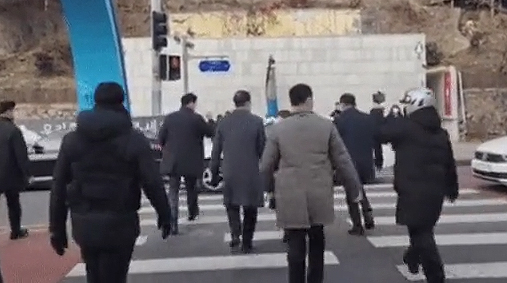 한덕수 국무총리가 지난 19일 오후 이태원 참사 희생자 합동분향소를 예고 없이 방문했다가 유족들에게 ‘퇴짜’를 맞은 뒤 수행원들과 무단횡단을 하고 있는 모습. [시사IN 영상 캡처]