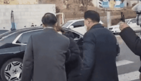 한덕수 국무총리가 지난 19일 오후 이태원 참사 희생자 합동분향소를 예고 없이 방문했다가 유족들에게 ‘퇴짜’를 맞은 뒤 수행원들과 무단횡단을 하고 있는 모습. [시사IN 영상 캡처]
