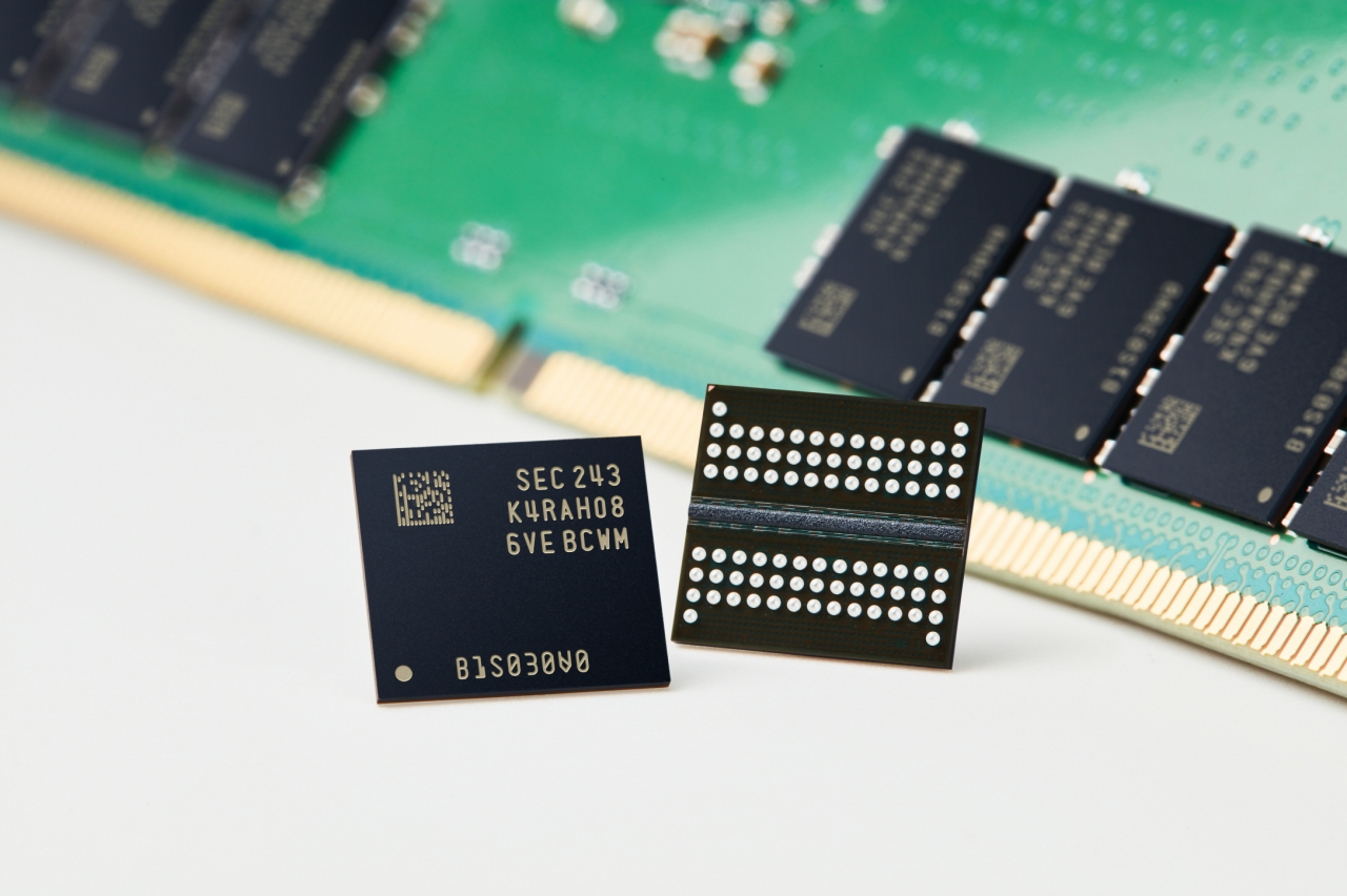 삼성전자가 개발한 업계 최선단 12나노급 16Gb DDR5 D램[삼성전자 제공]