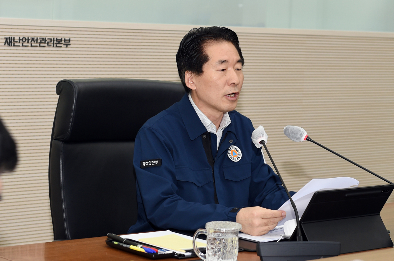 김성호 행정안전부 재난안전관리본부장이 21일 오전 정부세종2청사 중앙재난안전상황실에서 열린 코로나19 대응 중앙재난안전대책본부 회의를 주재하고 있다. [연합]