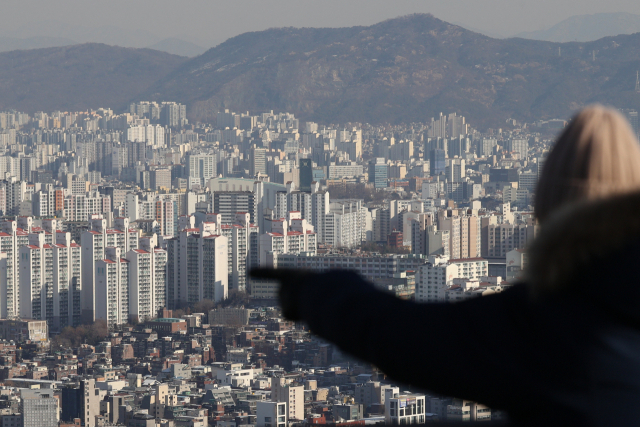 청년세대와 고령세대 간 주거 수준의 격차폭이 커지고 있는 것으로 나타났다. 청년가구의 주거빈곤 심화에 대한 대책 마련이 시급하다는 지적이다. 서울 남산에서 본 아파트. [연합]