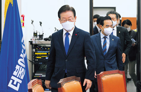 더불어민주당 이재명 대표와 박홍근 원내대표가 21일 오전 국회에서 열린 최고위원회의에 참석하기 위해 회의실에 들어서고 있다. 이상섭 기자