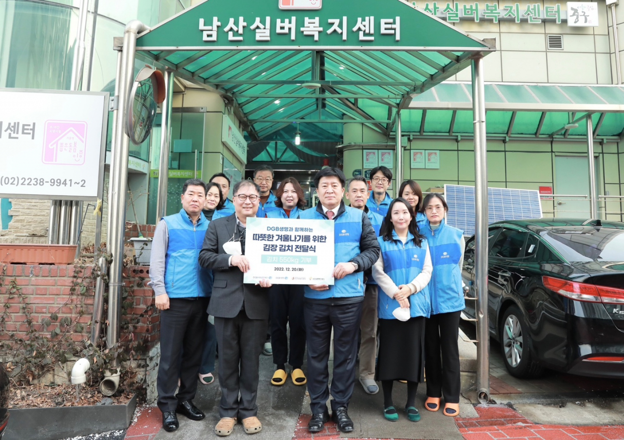 DGB생명 김성한 대표(가운데 오른쪽)과 DGB생명 임직원들이 20일 남산 실버 복지센터에서 김장 김치를 전달하며 기념사진을 찍고 있다. [DGB생명 제공]