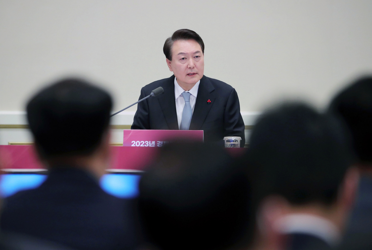 윤석열 대통령이 21일 청와대 영빈관에서 제12차 비상경제민생회의 겸 제1차 국민경제자문회의를 주재하고 있다. [연합]