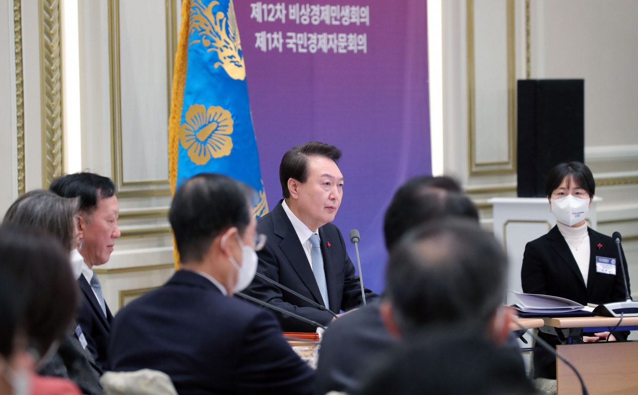 윤석열 대통령이 21일 청와대 영빈관에서 제12차 비상경제민생회의 겸 제1차 국민경제자문회의를 주재하고 있다. [연합]