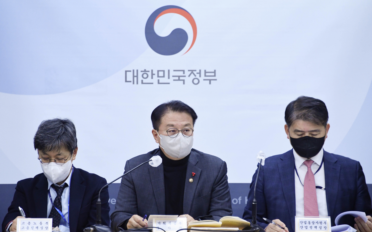방기선(가운데) 기획재정부 제1차관이 지난 19일 정부세종청사에서 열린 '2023 경제정책방향 상세브리핑'에서 주요내용을 발표하고 있다. [기획재정부 제공]