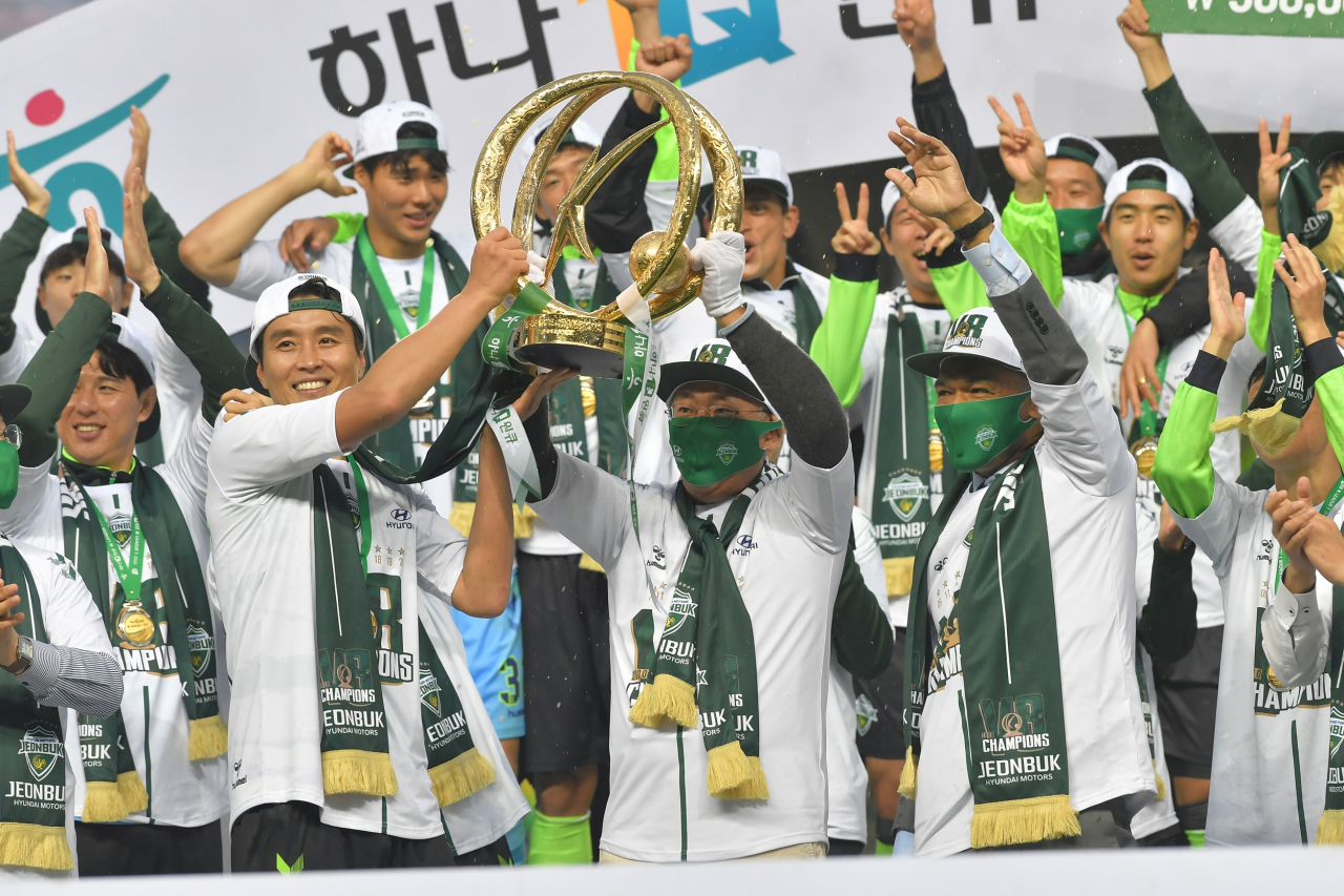 정의선 현대자동차그룹 회장이 전북 현대 모터스 선수들과 함께 우승 트로피를 들고 세레머니에 함께하고 있다. [현대차 제공]
