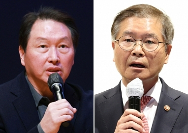 최태원 대한상공회의소 회장(왼쪽)과 이정식 고용노동부 장관 [연합]