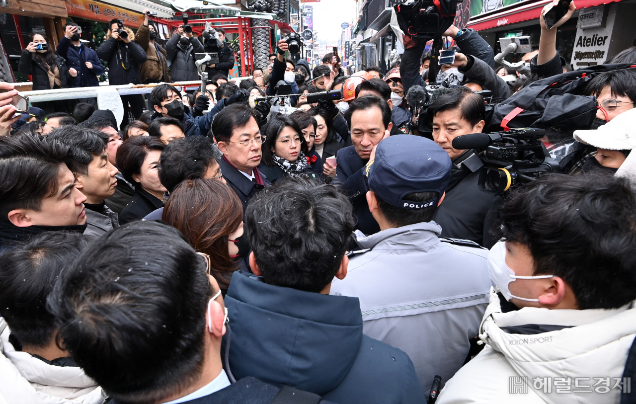 우상호 이태원 참사 국정조사 특별위원회 위원장을 비롯한 특조위원들이 21일 오전 서울 용산구 이태원 참사현장 현장조사에서 임현규 용산경찰서장의 브리핑을 듣고 있다.이상섭 기자