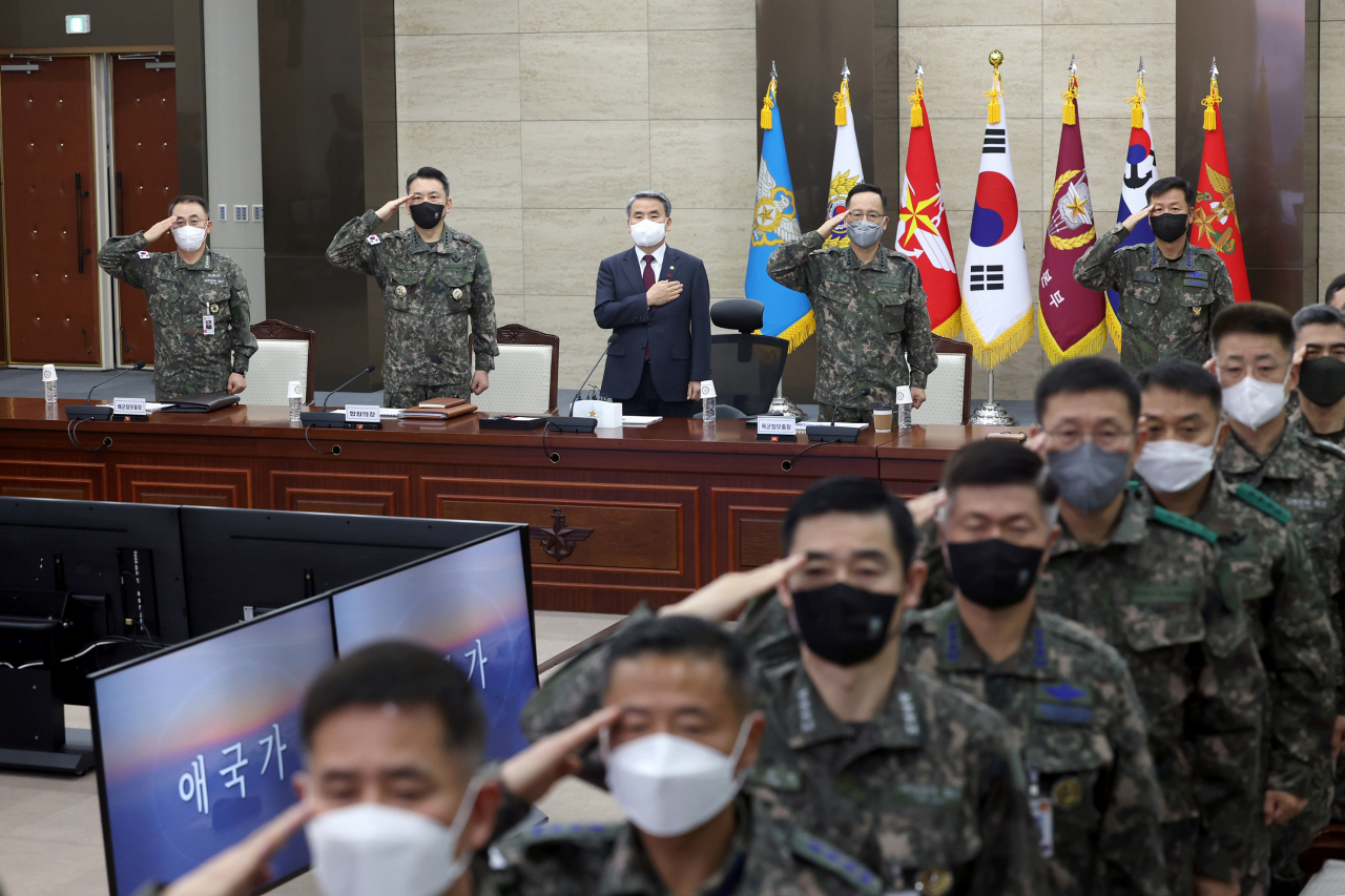 이종섭 국방부 장관이 21일 서울 용산구 국방부 청사에서 열린 2022년 후반기 전군주요지휘관회의에서 국기에 대한 경례를 하고 있다. [연합]