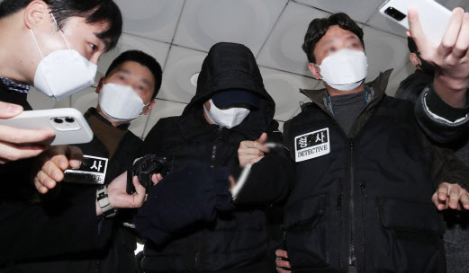 여러 여성과 성관계 장면을 불법 촬영한 혐의로 긴급체포된 한 골프리조트 회장 아들 권모씨가 지난해 12월 11일 오후 서울 서초구 서울중앙지법에서 열린 구속 전 피의자 심문(영장실질심사)에 출석하며 법정으로 향하고 있다. [연합]